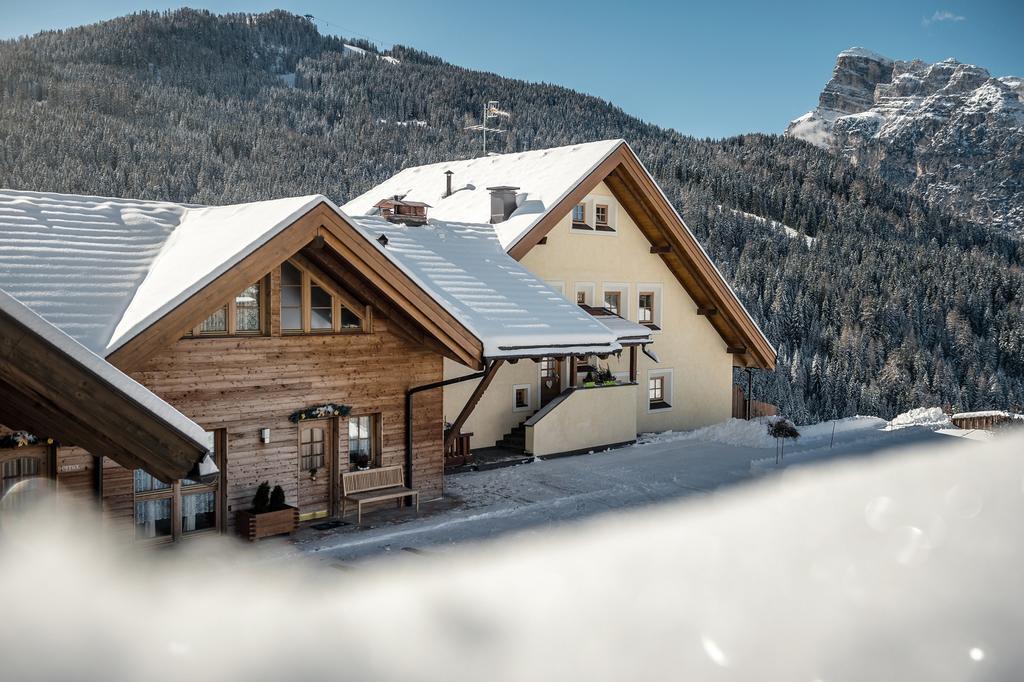 Taela Apartments San Cassiano  Exteriör bild