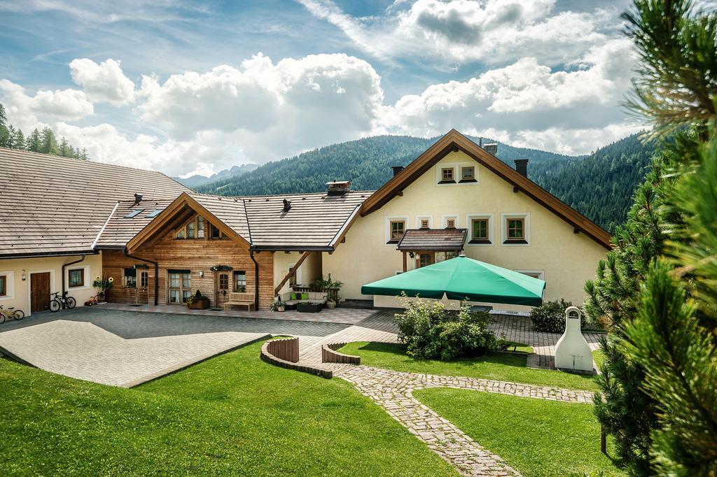 Taela Apartments San Cassiano  Exteriör bild