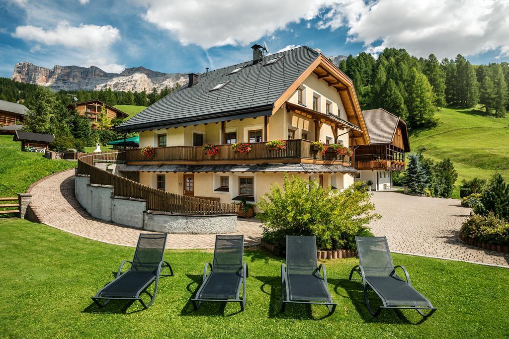 Taela Apartments San Cassiano  Exteriör bild