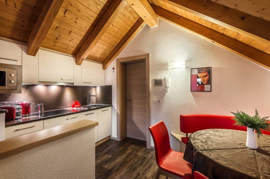 Taela Apartments San Cassiano  Exteriör bild