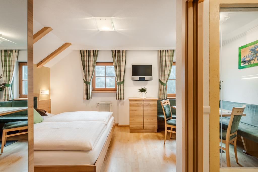 Taela Apartments San Cassiano  Exteriör bild